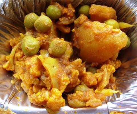 Street Eats: Chicken Vindaloo & Momos From 2013 Vendy Award Rookie Finalist Mysttik Masaala (credit: NYSF)