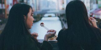 How To Buy The Right Sushi Chopsticks: A Guide With Flavor eating sushi with chopsticks