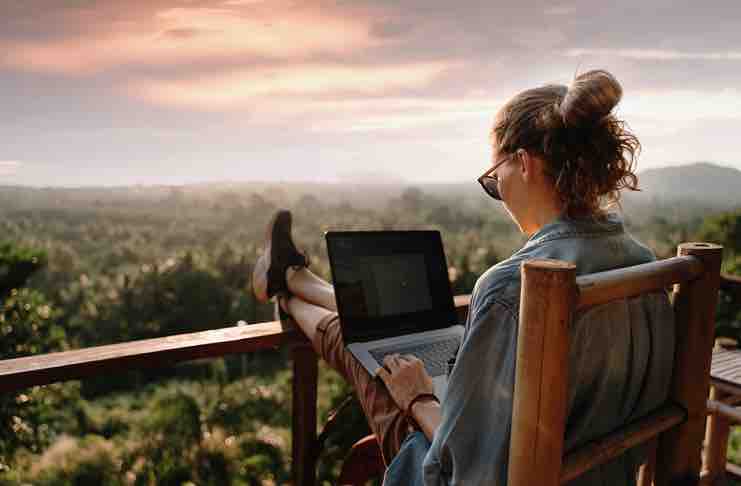how to make money while traveling