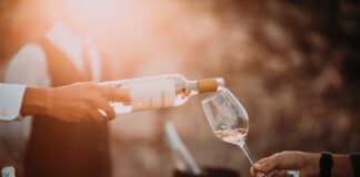 How To Choose Wine for Holiday Dinner Parties How To Choose Wine for Holiday Dinner Parties