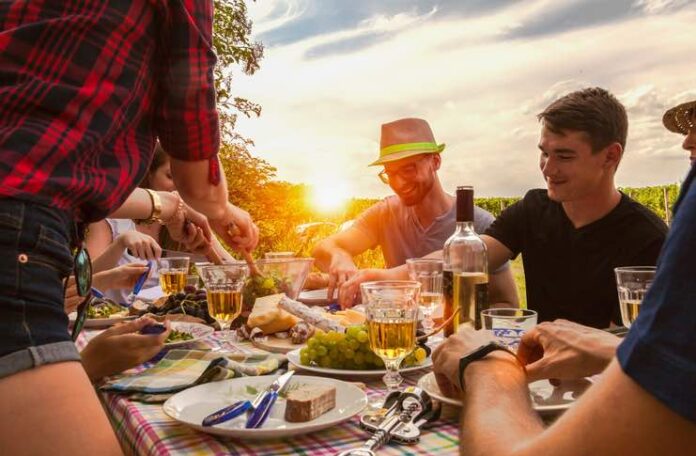 Why Al Fresco Dining Is A Smart Move For Your Food Business